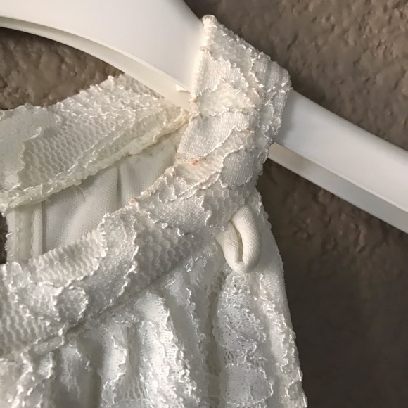 While lace dress - Picture 5 of 7